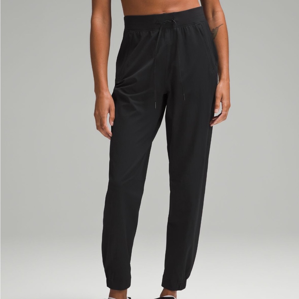 Lululemon Women’s Joggers (Black, size 6)